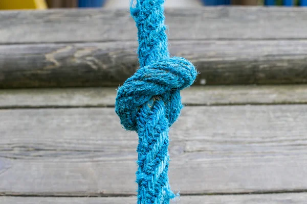Nó de corda azul no parque infantil — Fotografia de Stock