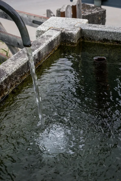 Bir taş standpipe Sıçrayan su damlaları