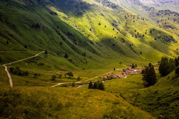 Nuvens cobrir aldeia em uma vista de montagem (Ponte di legno, Caso d — Fotografia de Stock