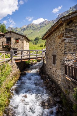 Ahşap köprüye bir dere - Pon ile dikey dağ panorama