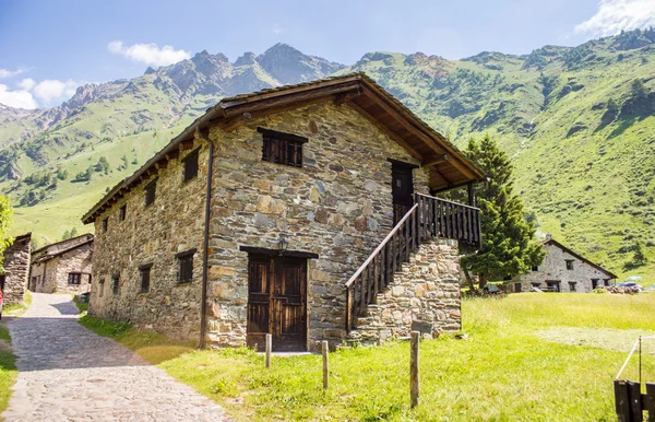 Taş chalet bir dağ görünümünde - Ponte di Legno, İtalya