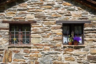 iki pencerede taş bir dağ evi