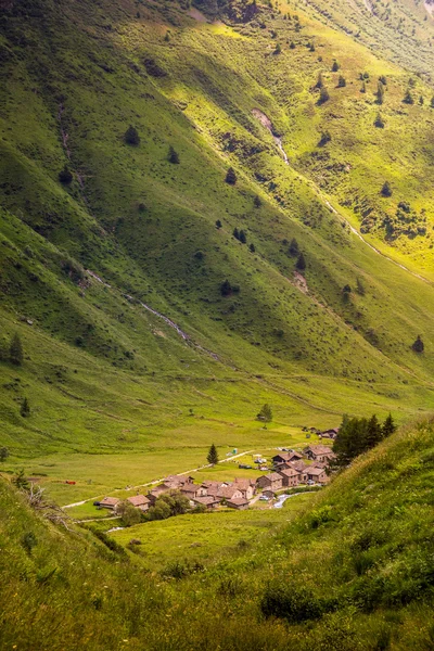 Molnen drar viss skugga på dalen (Ponte di legno, Cas — Stockfoto