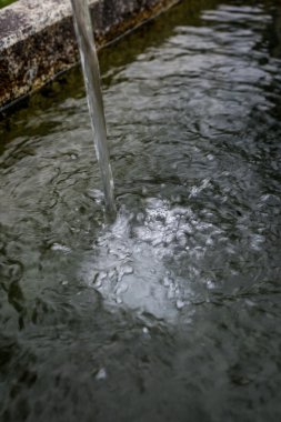 Bir taş standpipe Sıçrayan su damlaları