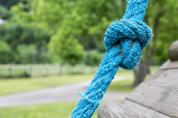 Синій мотузковий вузол на дитячому майданчику — стокове фото