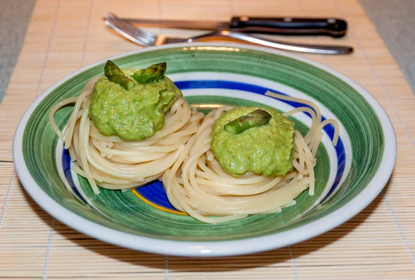 Spagetti kuşkonmaz ile