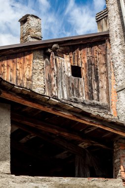 Dağ town terkedilmiş bir tahta kulübede çatısı
