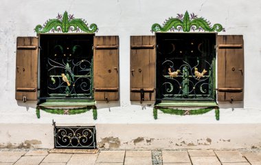 Fussen, Bavyera eski bir şehirde eski binaların üstünde pencere eşiği 