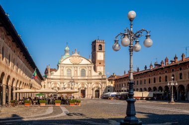 Vigevano, Milan, Italy yakınındaki meydanda Reinassance Ducale