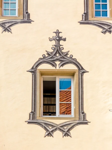 Ventana particular en Hohes schloss, castillo en medio del alboroto — Foto de Stock