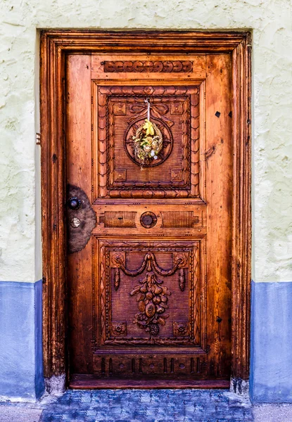 Antigua puerta tradicional, en Fussen, en los Alpes bávaros — Foto de Stock