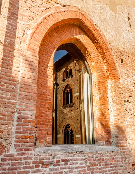 Castillo de Visconti-Sforza en Vigevano. Edificio reflejado en un viento —  Fotos de Stock