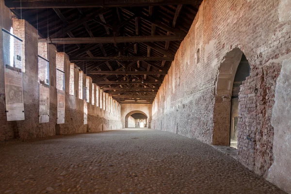 Kryté Road, předložil svou novorenesanční budově na hradě Visconti-Sforza — Stock fotografie