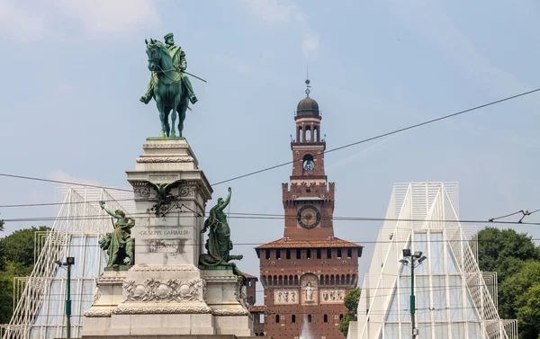 Estatua de Giuseppe Garibaldi frente al Castillo de Sforzesco — Foto de Stock