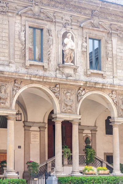 Estatua medieval en la Plaza Mercanti de Milán — Foto de Stock