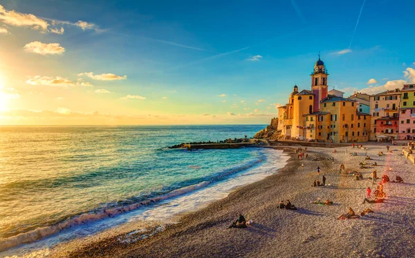 Kirche am Strand bei Sonnenuntergang — Stockfoto