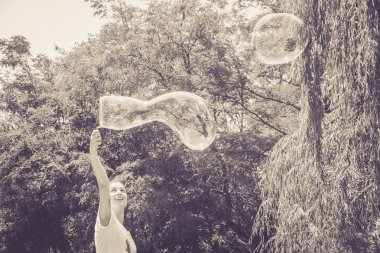 Mutlu genç kız kabarcıkları ile eğlenceli bir yaz günü vardır.