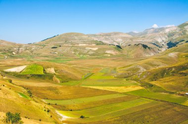 Renkli alanlar ve Castelluccio di Norcia dağlarda bir toplam
