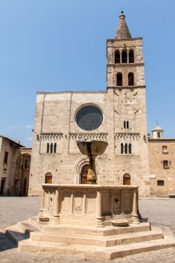 Kilise ve Çeşme Bevagna, Umbria'daki Silvestri Meydanı