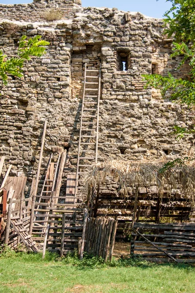 Glimp van de binnenplaats van een oud kasteel in Umbrië, Italië — Stockfoto