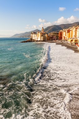 Kilise sahilde Camogli, Genoa, İtalya