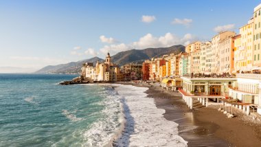 Kilise sahilde Camogli, Genoa, İtalya