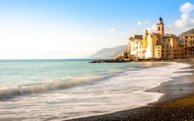 Kilise sahilde Camogli, Genoa, İtalya