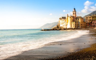 Kilise sahilde Camogli, Genoa, İtalya