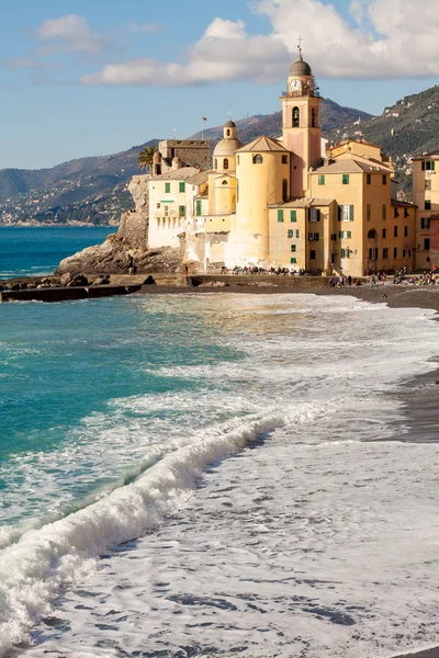 Igreja na praia em Camogli, perto de Gênova, Itália — Fotografia de Stock