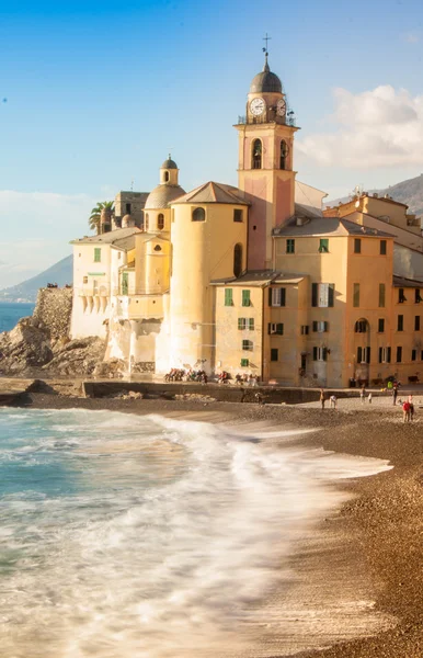 Biserica pe plaja din Camogli, lângă Genova, Italia — Fotografie, imagine de stoc
