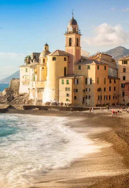 Iglesia en la playa de Camogli, cerca de Génova, Italia — Foto de Stock