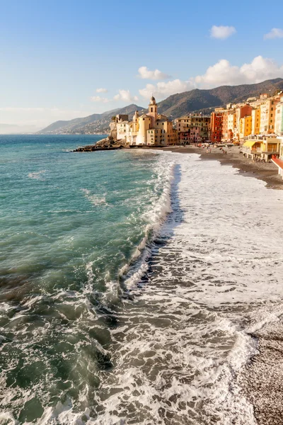 Kilise sahilde Camogli, Genoa, İtalya — Stok fotoğraf