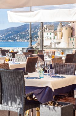 Camogli Bay, Cenova yakınındaki önünde İtalyan restoranında masayı