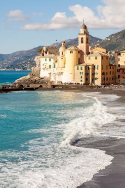 Kilise sahilde Camogli, Genoa, İtalya