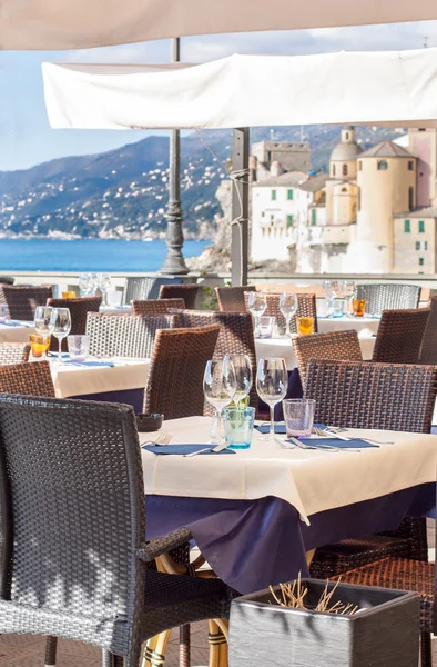 Mesa situada en restaurante italiano frente a la bahía de Camogli, cerca de Génova — Foto de Stock