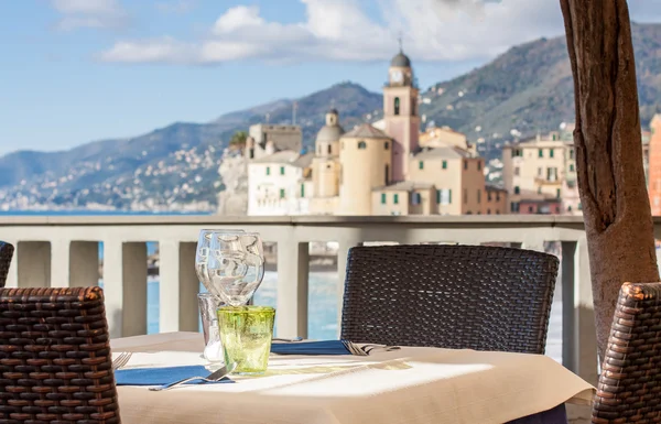 Mesa situada en restaurante italiano frente a la bahía de Camogli, cerca de Ge — Foto de Stock