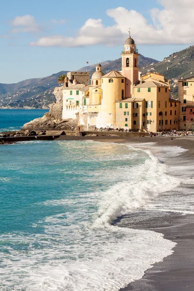Kilise sahilde Camogli, Genoa, İtalya — Stok fotoğraf