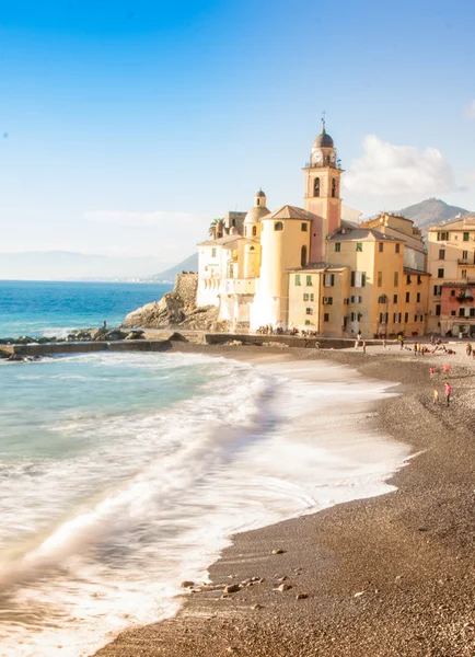 Kilise sahilde Camogli, Genoa, İtalya — Stok fotoğraf