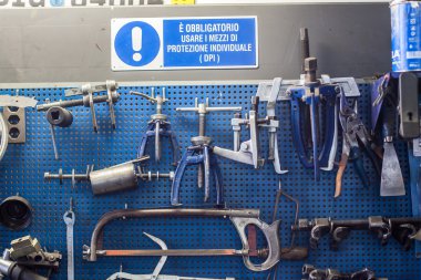 Mekanik atölye ve güvenlik işaretleri araçlarından