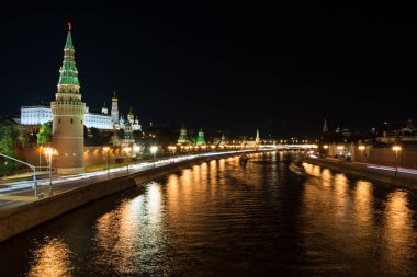 Moskova Kremlin duvarı, Büyük Taş Köprü 'den akşam manzarası.
