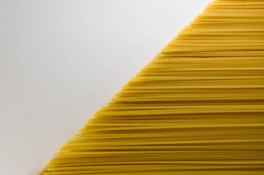 Beyaz tabakta sarı çiğ spagetti..