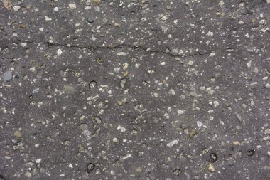Gri rengin kuru asfaltı.