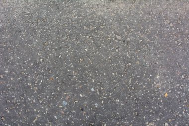 Gri rengin kuru asfaltı.
