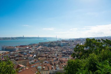 Tagus nehri üzerinde, Vasco da Gama Köprüsü 'nde uzun bir kablo kaldı..