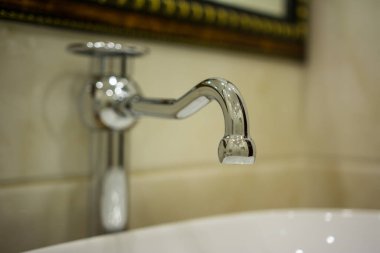 İç mimarlar için hafif bir fayans zemininde su musluğu.