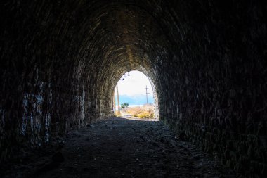 Karanlık demiryolu tünelinden çıkın. Karanlık demiryolu tünelinden çıkın. Tünelin sonunda bir ışık..