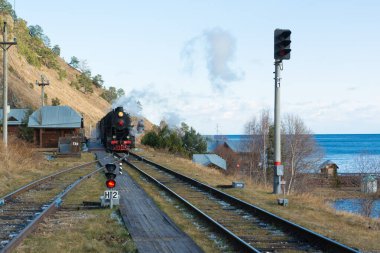 Baykal Sirki demiryolu ve treni. İstasyona sirk-Baykal Demiryolu ve buharlı lokomotif geliyor..