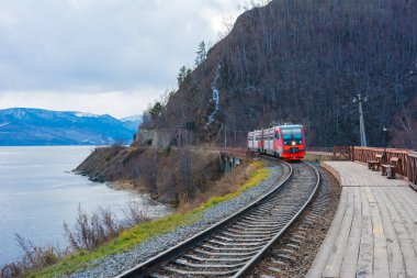 Baykal Sirki demiryolu ve treni. Circum-Baykal tren yolu ve tren Slyudyanka istasyonuna varıyor..