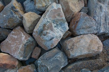 Deniz kıyısındaki büyük taşların ya da çakıl taşlarının doğal arka planı.