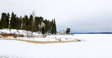 Monrepos Park İngiliz peyzajı. Vyborg. - Rusya. Leningrad Bölgesi. Neptün Tapınağı, Vyborg Körfezi 'ndeki Taş Burun' da Antik Pavyon..
